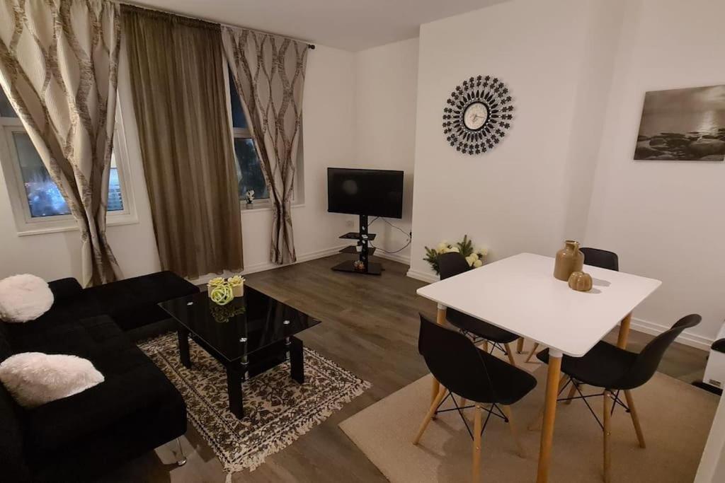 Luxury 1 Bedroom Flat In The Heart Of Wood Green Лондон Экстерьер фото