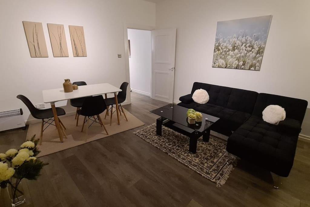 Luxury 1 Bedroom Flat In The Heart Of Wood Green Лондон Экстерьер фото