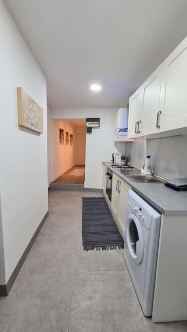 Luxury 1 Bedroom Flat In The Heart Of Wood Green Лондон Экстерьер фото