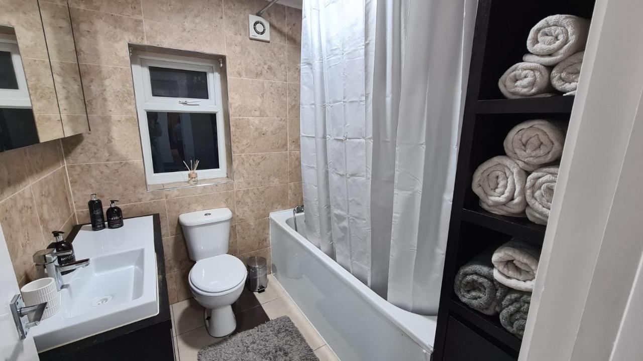 Luxury 1 Bedroom Flat In The Heart Of Wood Green Лондон Экстерьер фото